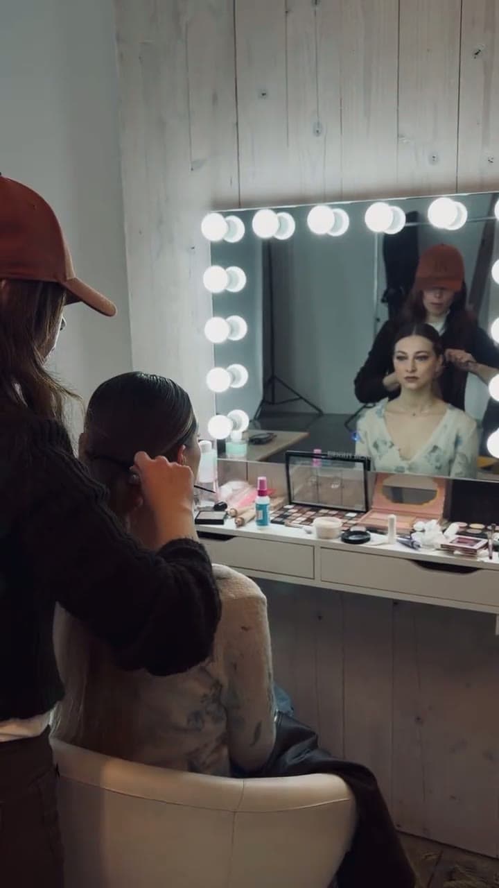 Marc Ellis — backstage dello shooting FW26-27: trucco e acconciatura davanti allo specchio