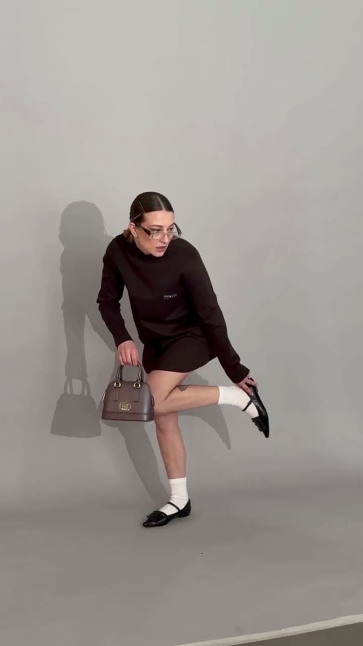 Marc Ellis — backstage dello shooting FW26-27: blazer bianco e borsa con frange