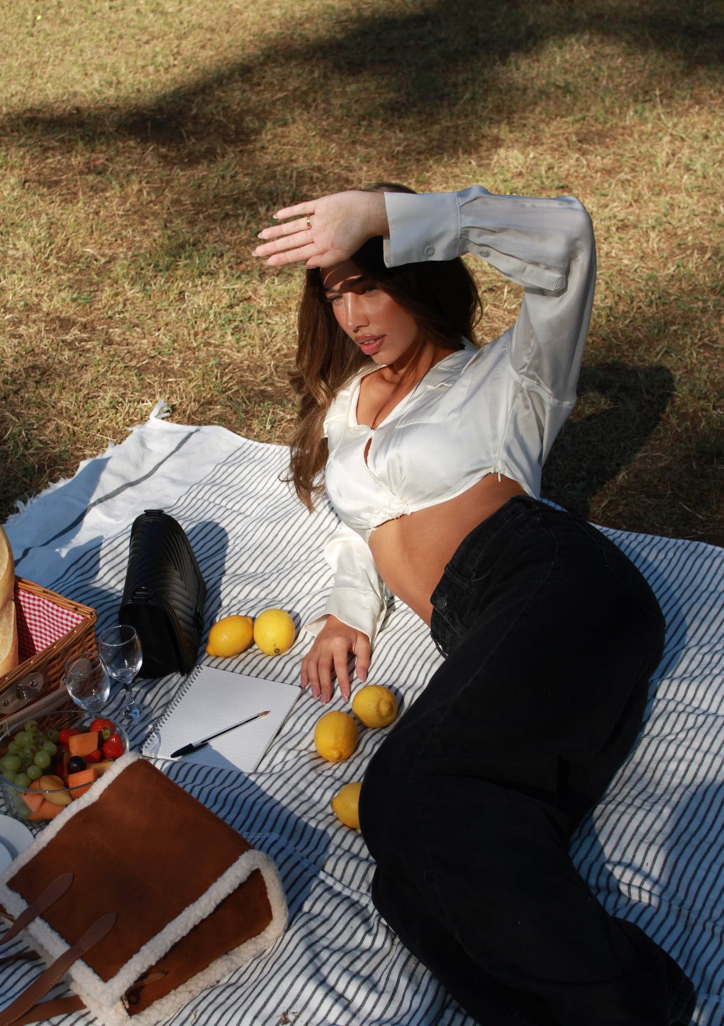 Marc Ellis — modella su un plaid da picnic con borsa