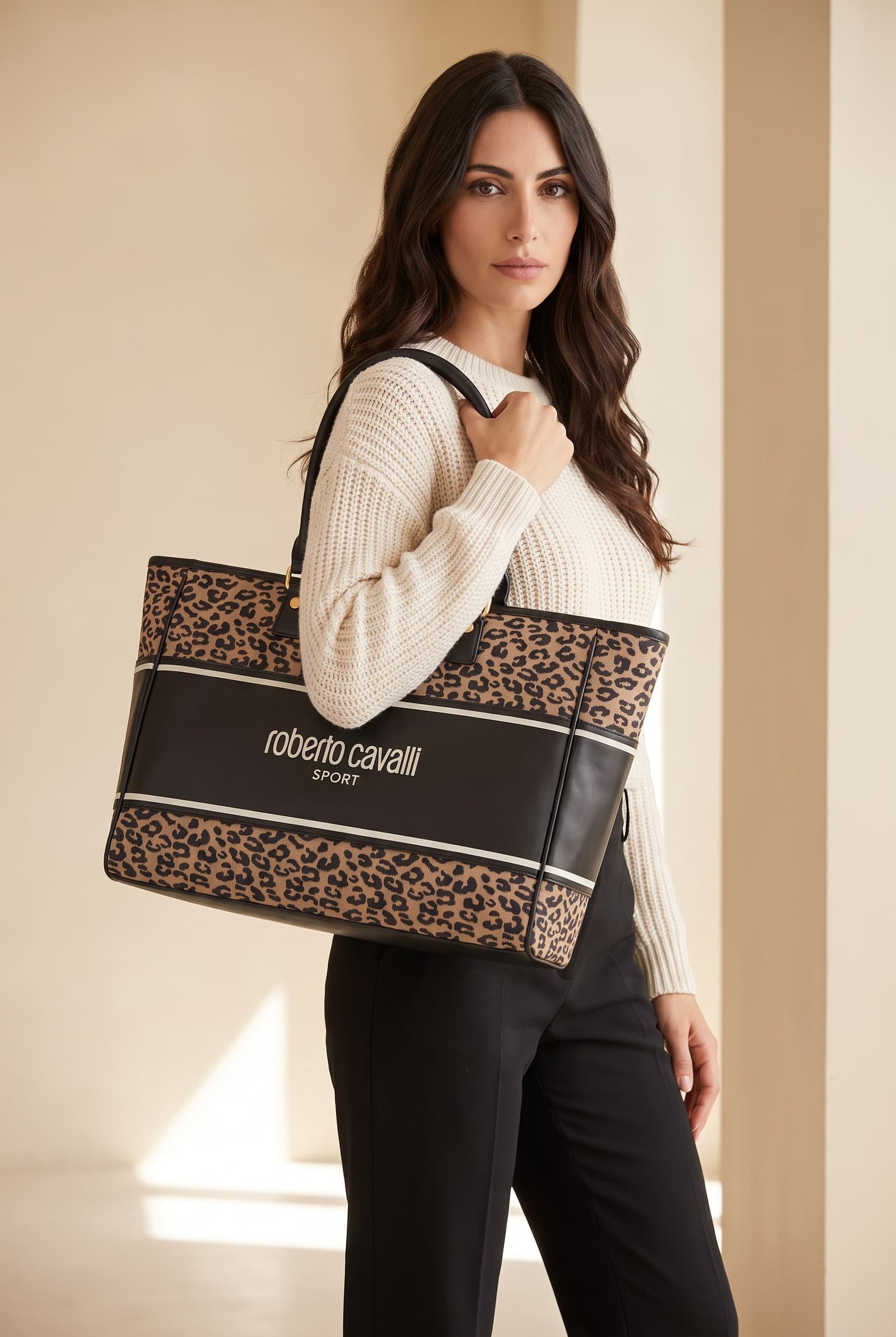 Roberto Cavalli Sport — shopper con stampa leopardata indossata a spalla