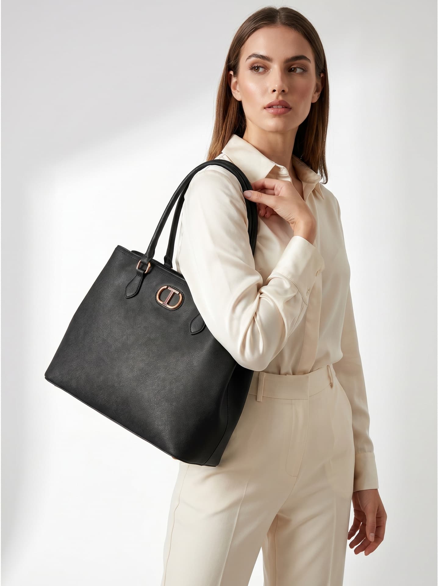 Twinset — borsa nera in similpelle con logo Oval T