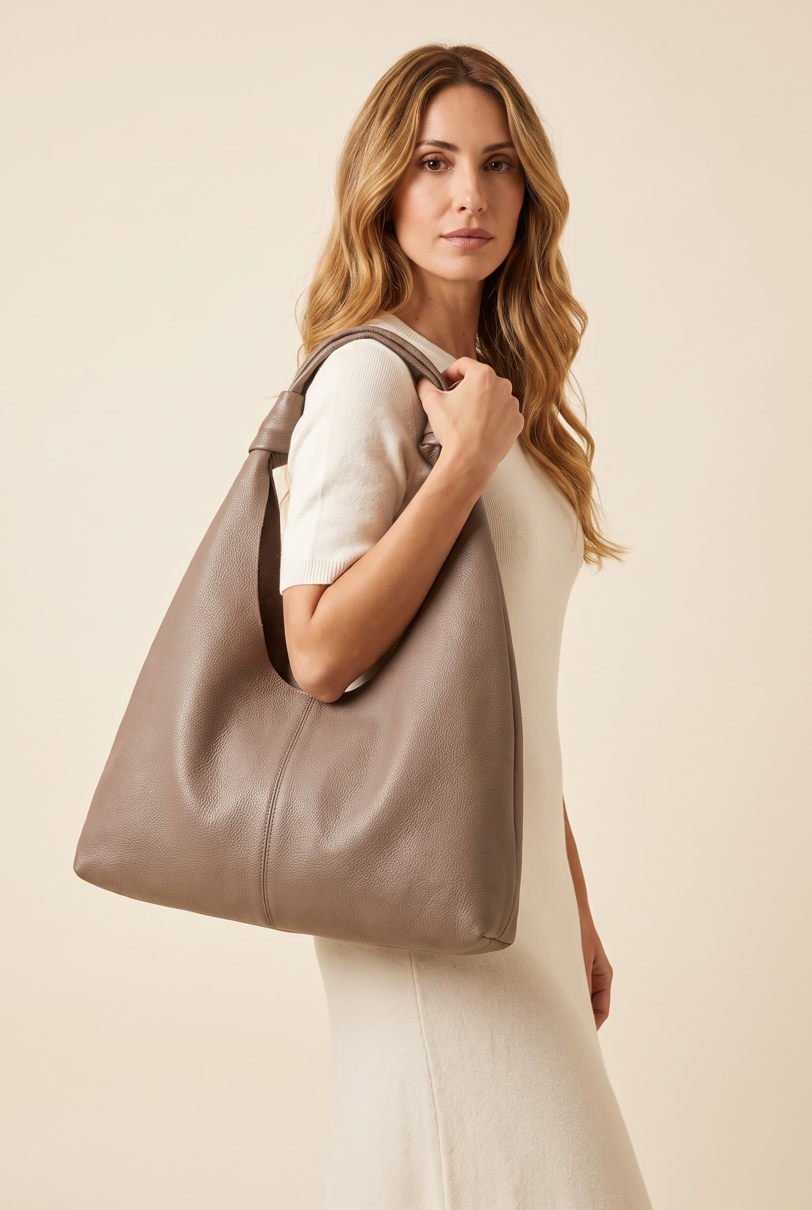 Viola Castellani — borsa a spalla in pelle taupe con manici annodati