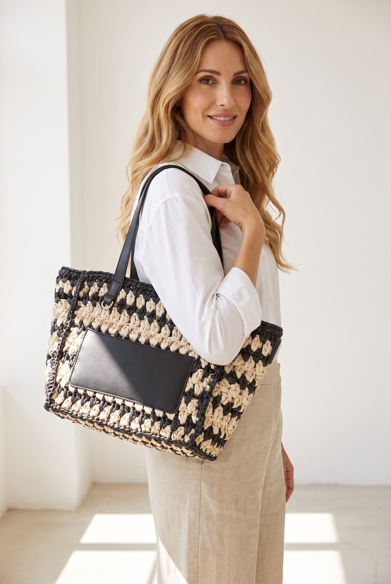 Viola Castellani — borsa in paglia intrecciata nera e crema