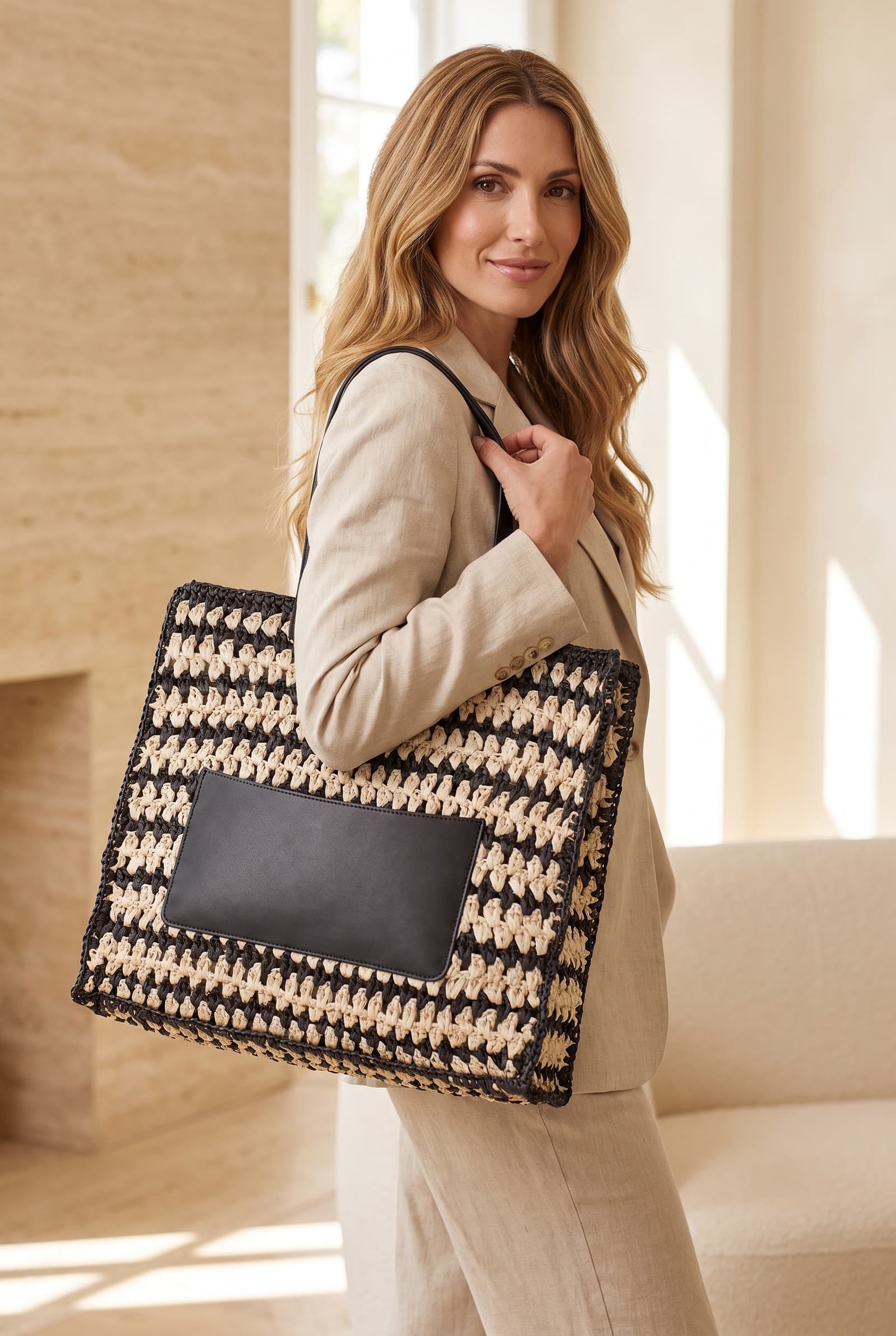 Viola Castellani — shopper in paglia intrecciata nera e crema