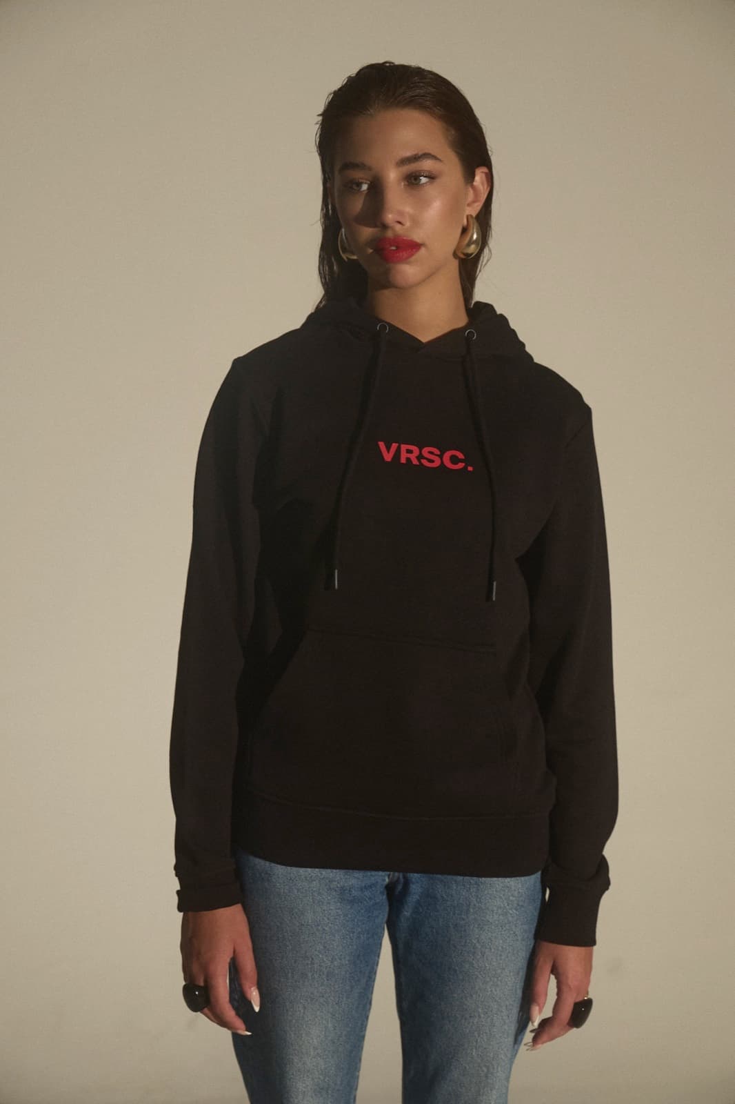 VRSC Couture FW — modella in felpa nera e jeans