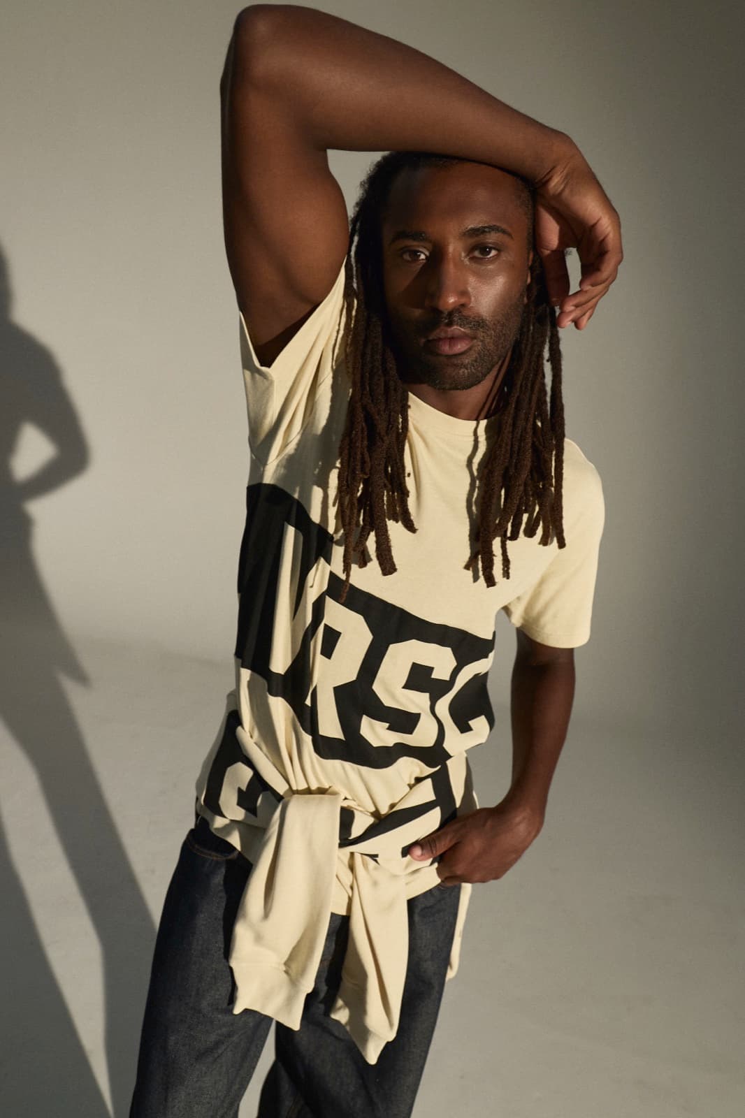 VRSC Couture FW — modello con t-shirt VRSC e felpa annodata in vita