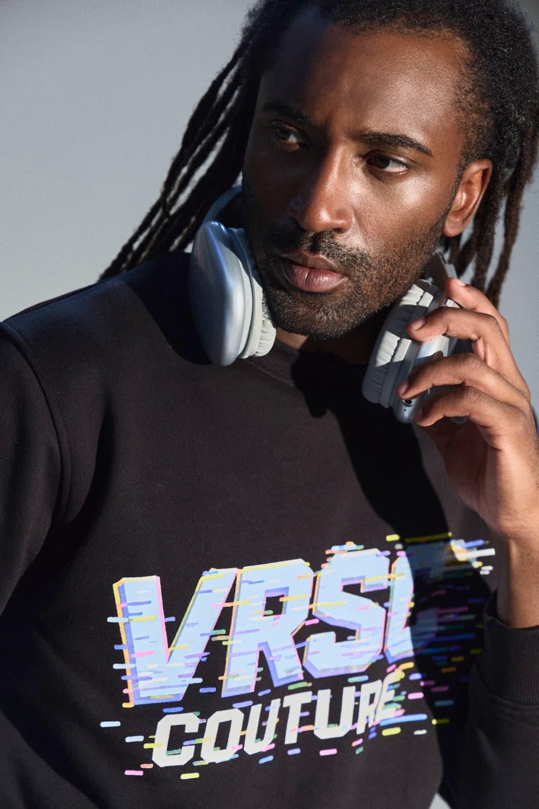 VRSC Couture FW — modello con felpa nera e grande logo VRSC Couture