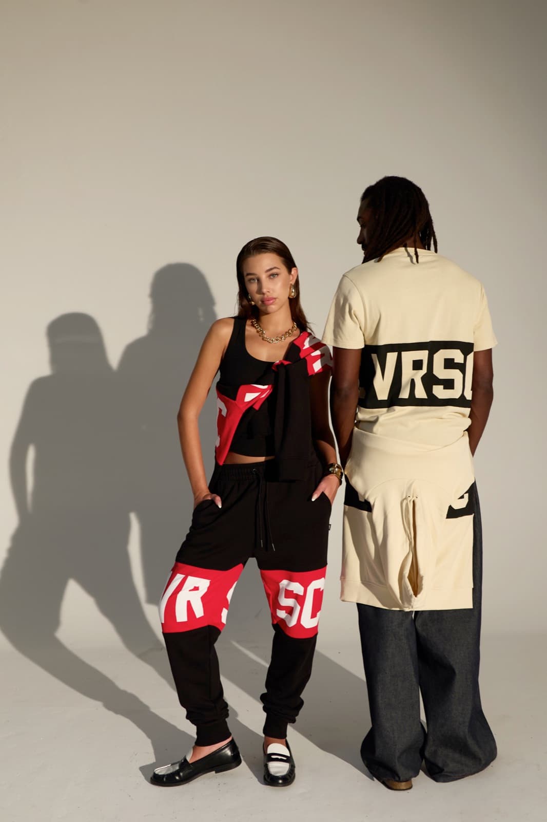 VRSC Couture FW — coppia di schiena con capi dal logo VRSC