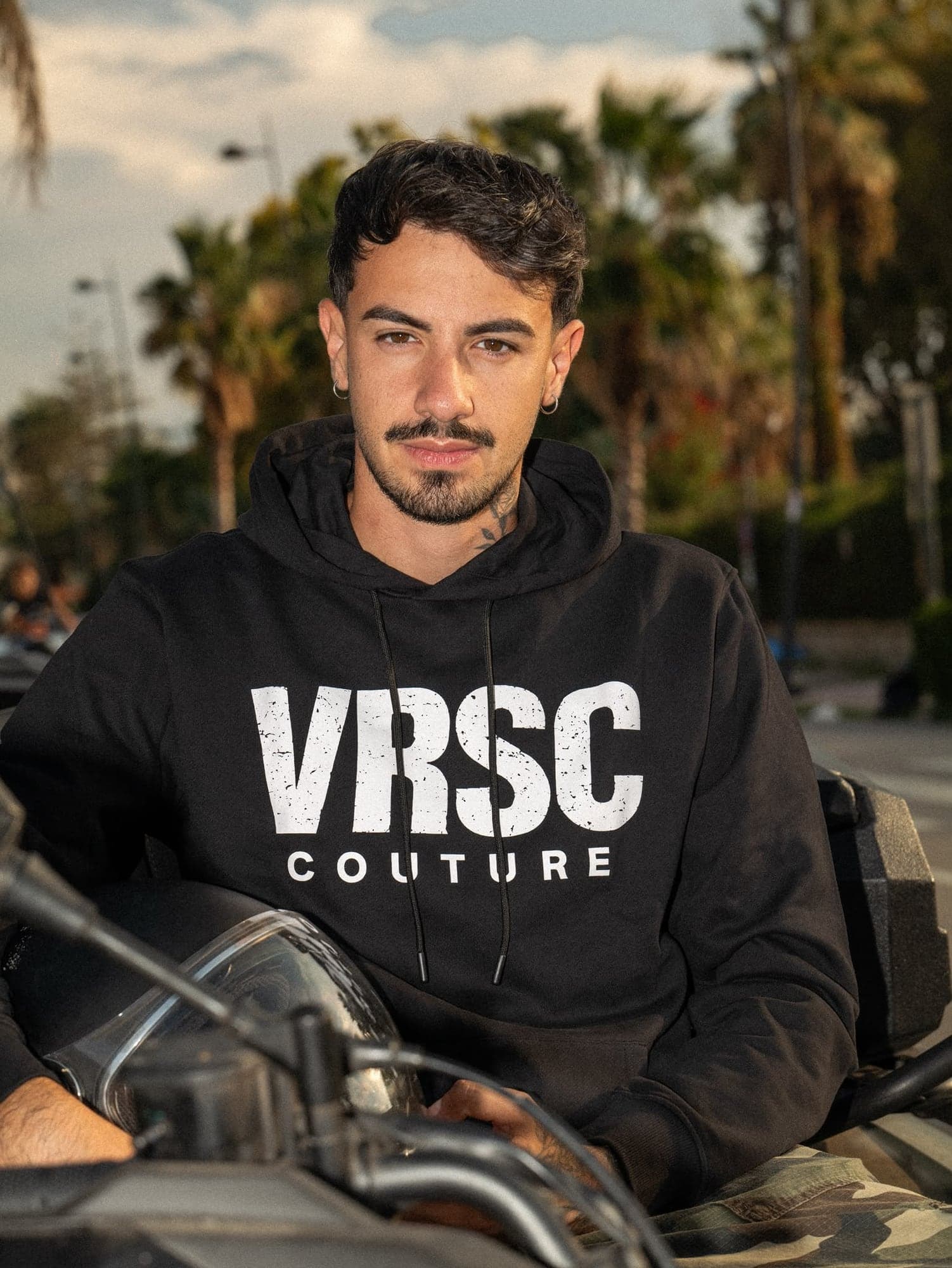 VRSC Couture — modello in felpa nera con cappuccio e logo VRSC Couture