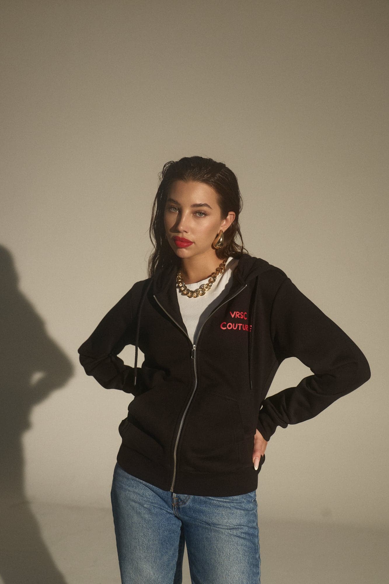 VRSC Couture — modella in felpa nera con zip e ricamo VRSC Couture