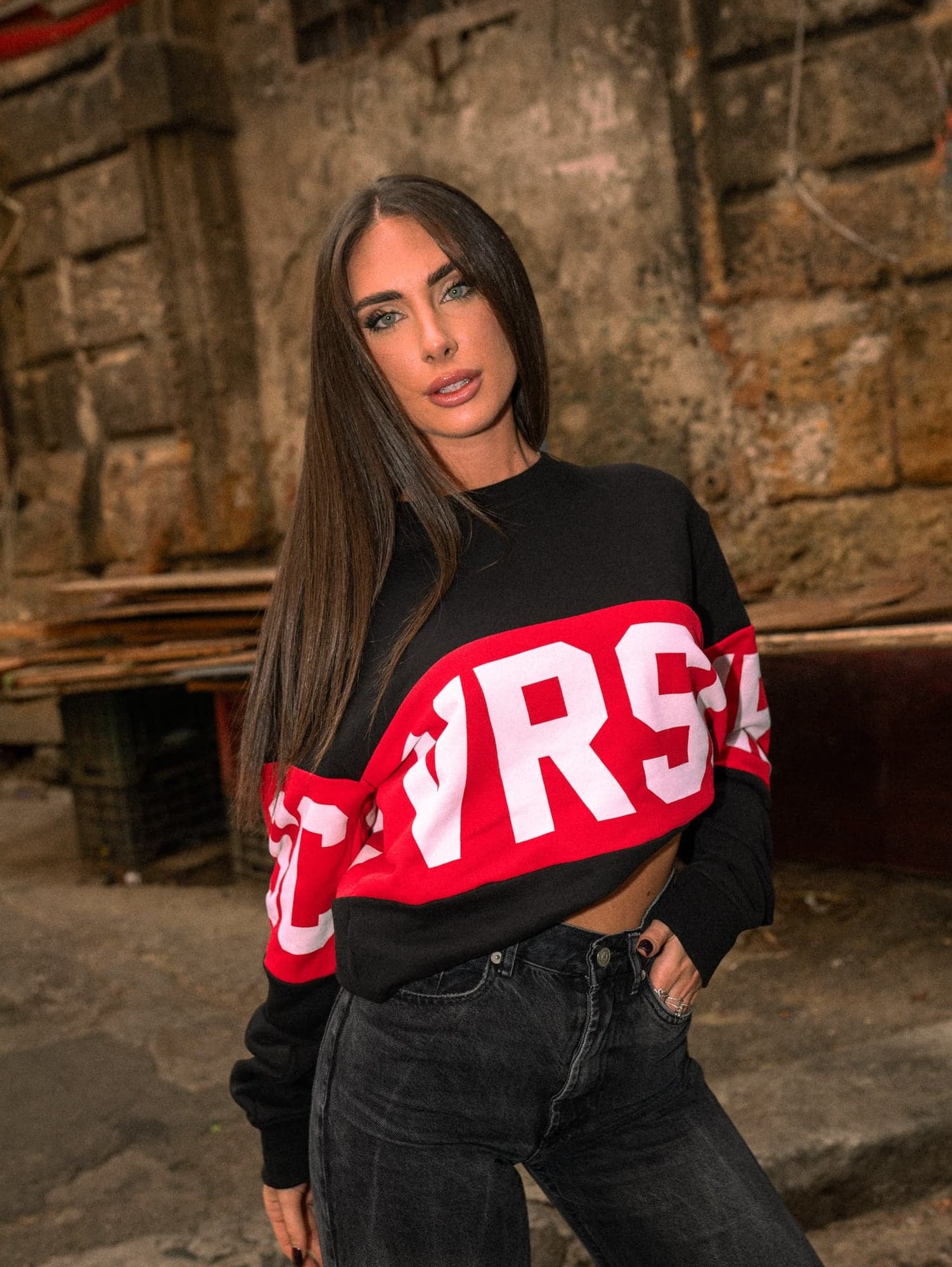 VRSC Couture — modella in felpa corta nera con banda rossa VRSC