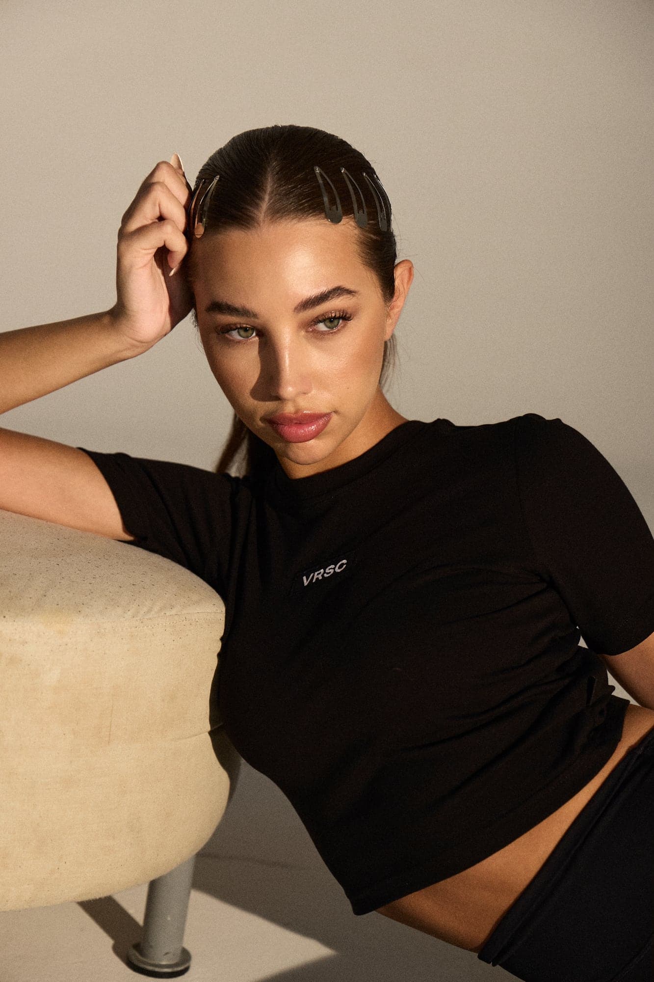 VRSC Couture — primo piano di modella in t-shirt nera VRSC