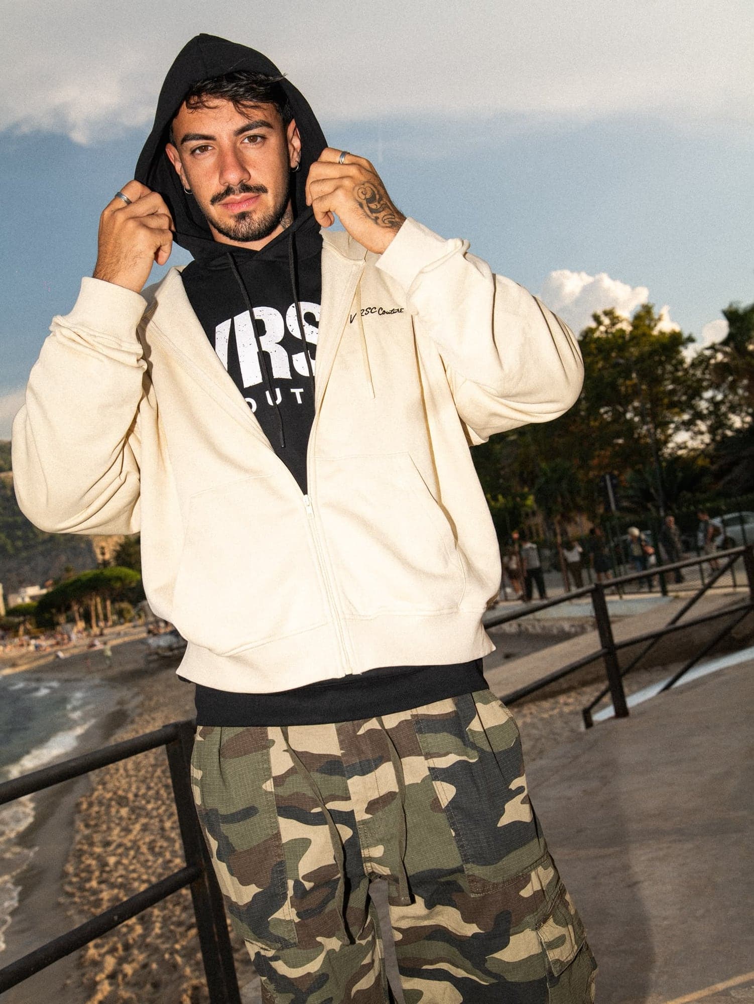 VRSC Couture — modello in felpa crema con zip sopra felpa VRSC