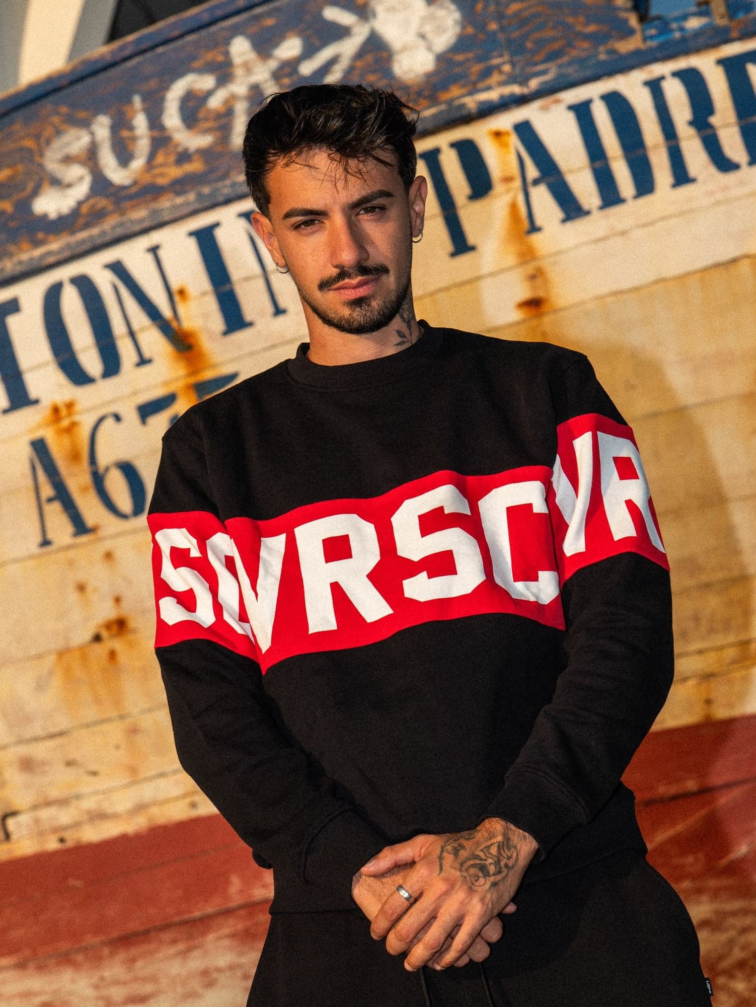 VRSC Couture — modello in felpa nera con banda rossa VRSC
