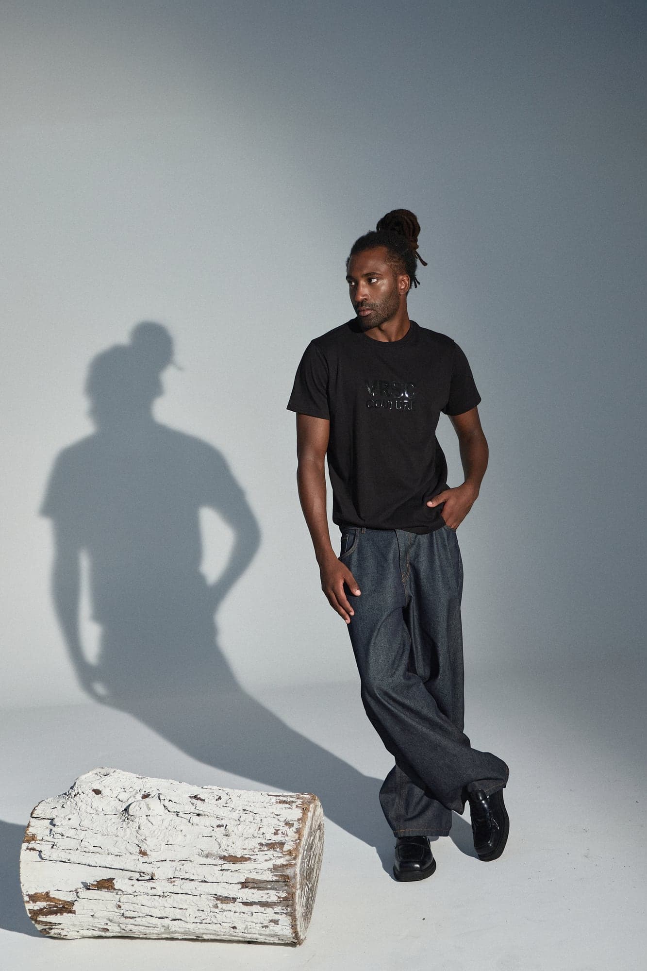 VRSC Couture — modello in t-shirt nera VRSC Couture e jeans