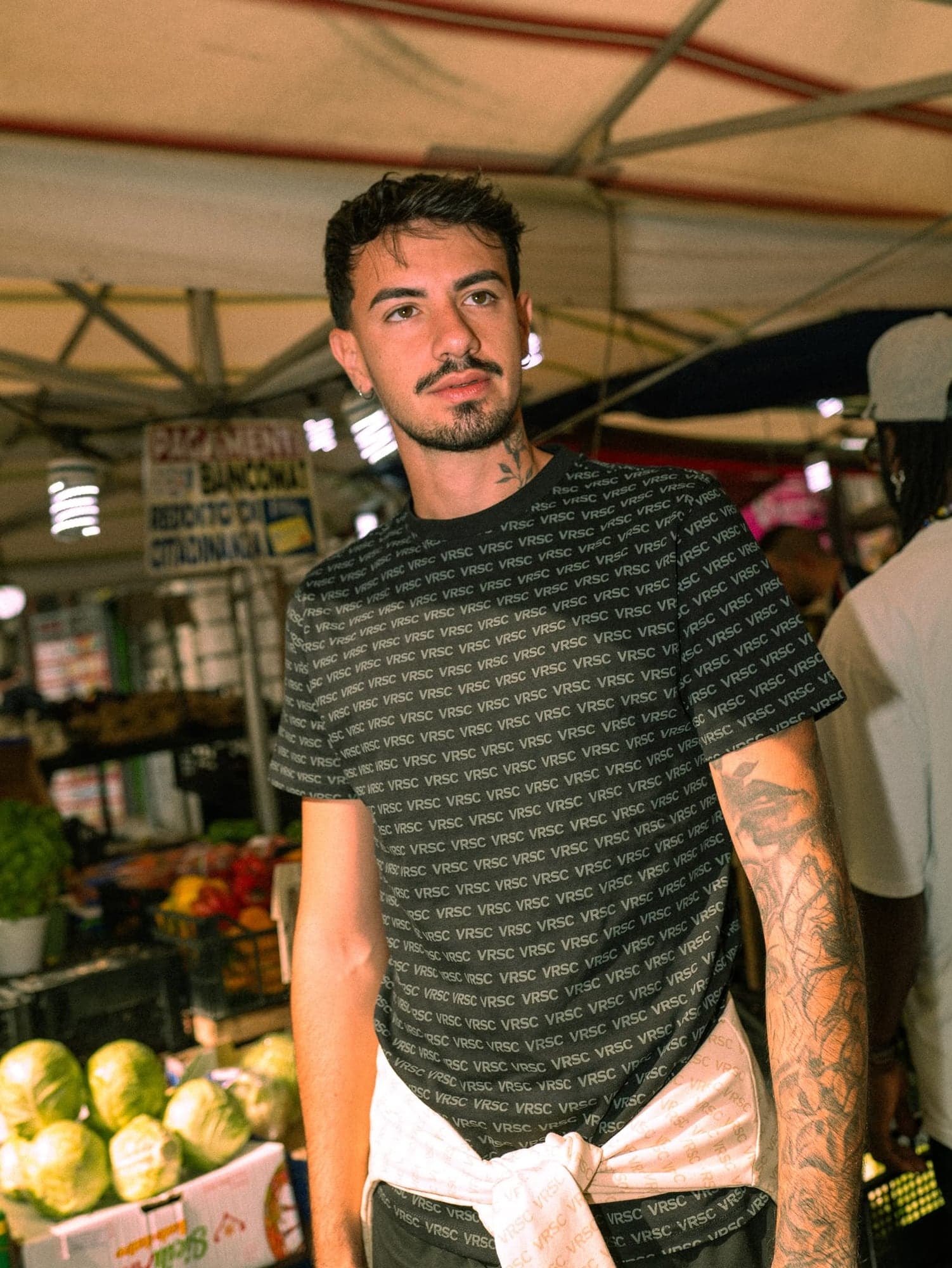 VRSC Couture — modello in t-shirt con monogramma VRSC al mercato