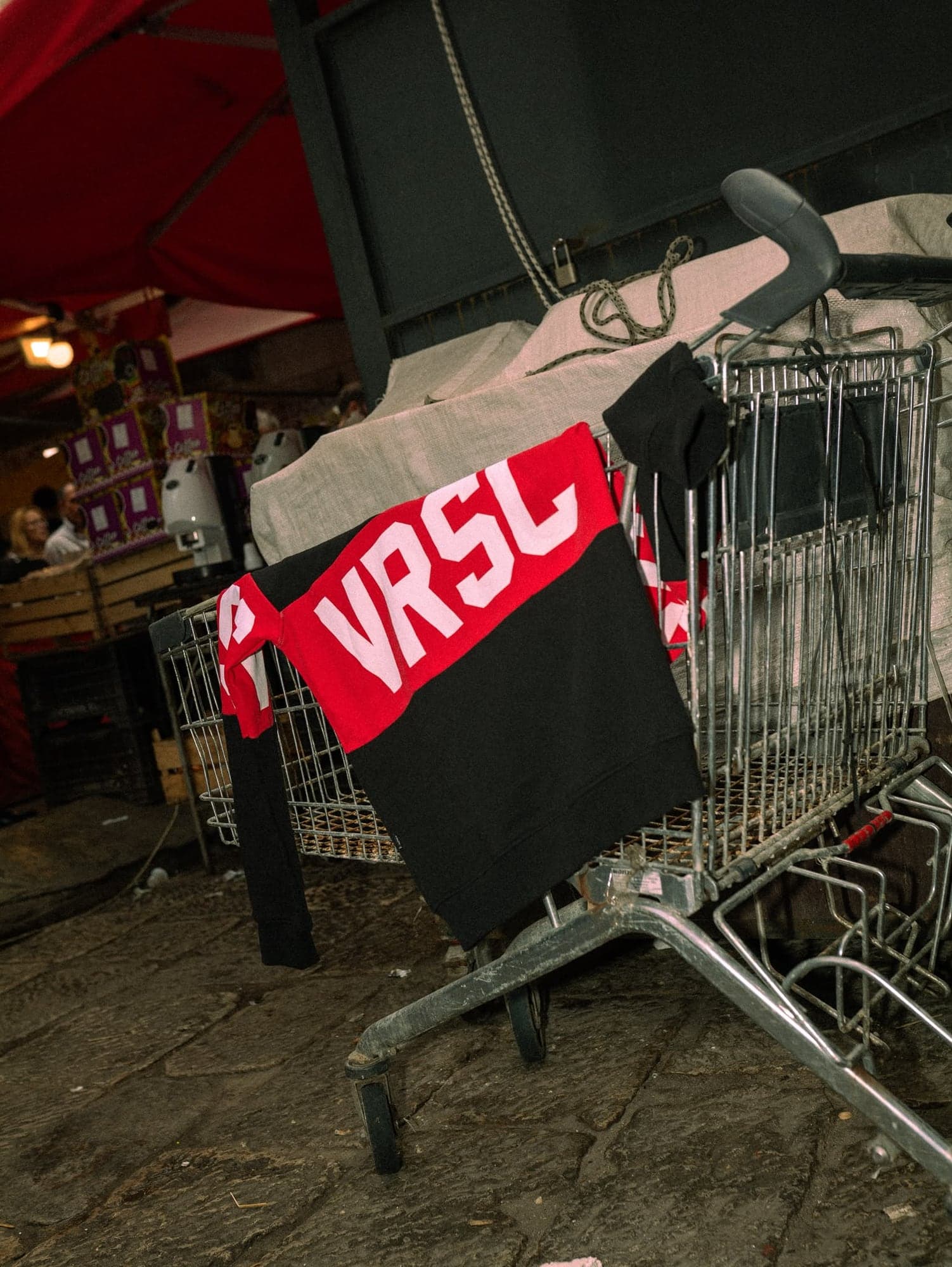 VRSC Couture — felpa nera e rossa VRSC appesa a un carrello del mercato