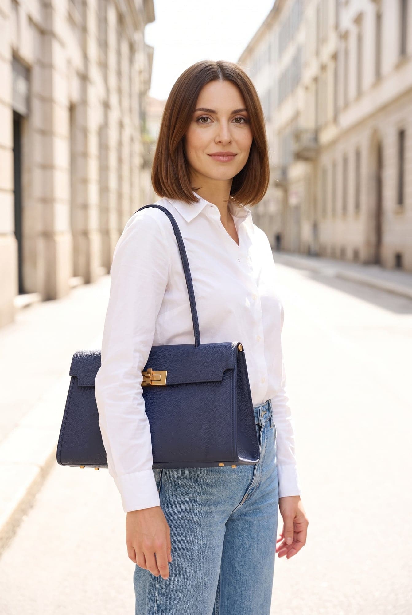 Chiara Ferretti — borsa a spalla blu con chiusura dorata
